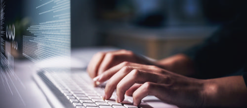 Genrefoto af kvindehænder på et tastatur