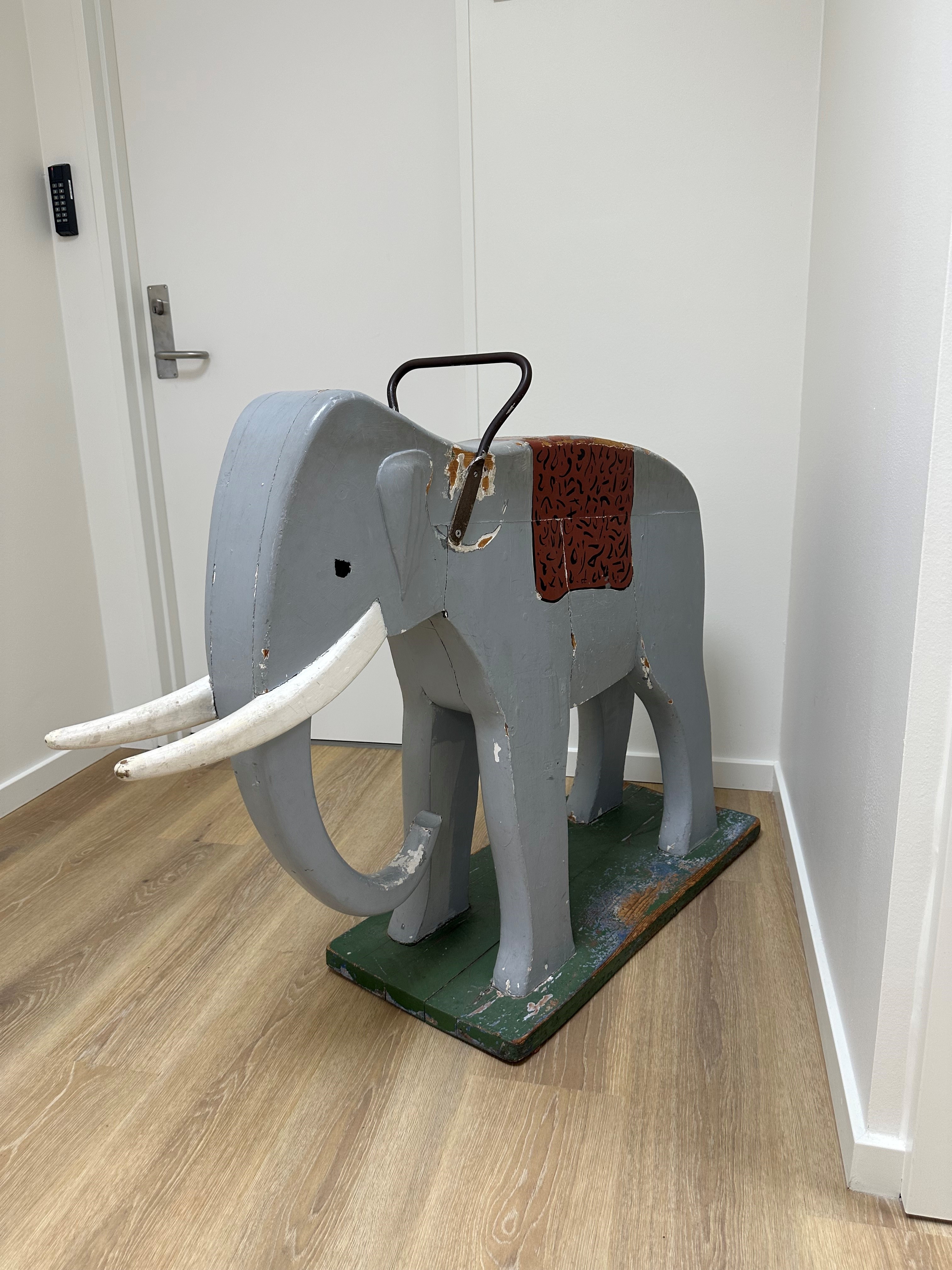 Elefant i træ